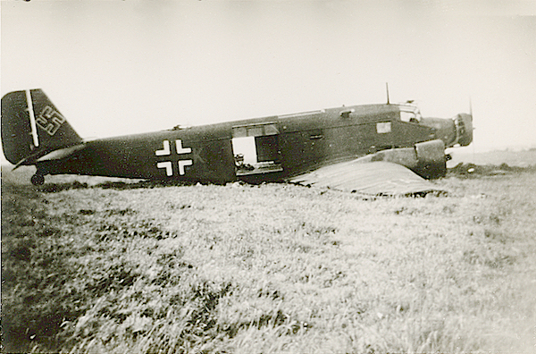 Naam: Foto 87. Afgeschoten troepentransportvliegtuig. Omtrek Ypenburg, 10 Mei 1940. 600 breed.jpg
Bekeken: 914
Grootte: 400,1 KB