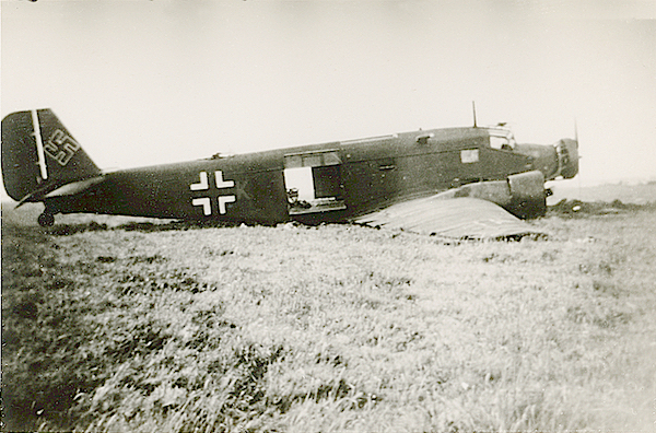 Naam: Foto 87. Afgeschoten troepentransportvliegtuig. Omtrek Ypenburg, 10 Mei 1940. 600 breed.jpg
Bekeken: 1242
Grootte: 400,1 KB