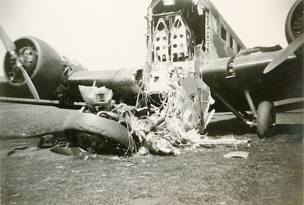 Naam: Foto 88. Door pantserwagen kapotgeschoten J.U. 52 transportvliegtuig. Omtrek Ypenburg. 600 breed.jpg
Bekeken: 884
Grootte: 382,7 KB