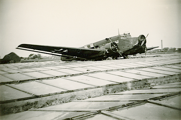 Naam: Foto 93. Ju 52 van KGzbV 1. Tekst bij foto, Op de broeikassen gedaalde J.U. 52 transportvliegtui.jpg
Bekeken: 880
Grootte: 345,1 KB