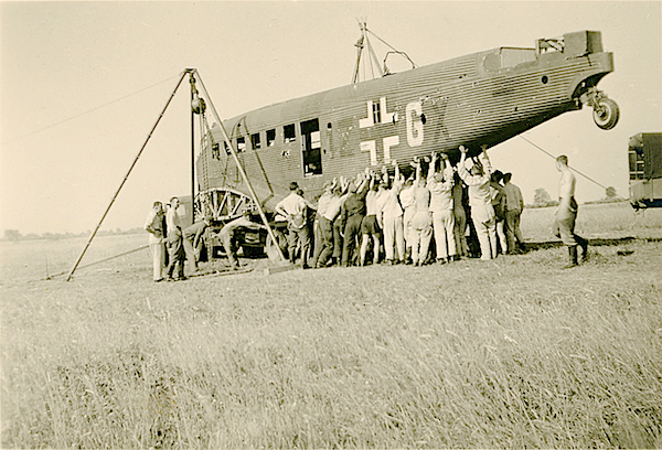 Naam: Foto 105. Geen tekststrip. Bergen van de Junkers Ju 52:3m '1Z+GX' van KGzbV 1 (v.a. 6:39, daarvo.jpg
Bekeken: 1091
Grootte: 438,1 KB