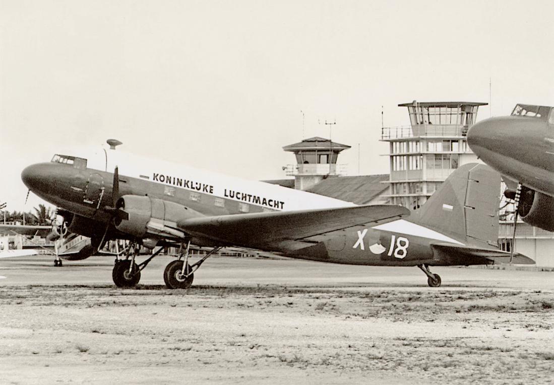 Naam: Foto 179. 'X-18'. Douglas C-47B Dakota in NNG. 1100 breed.jpg
Bekeken: 1924
Grootte: 102,8 KB