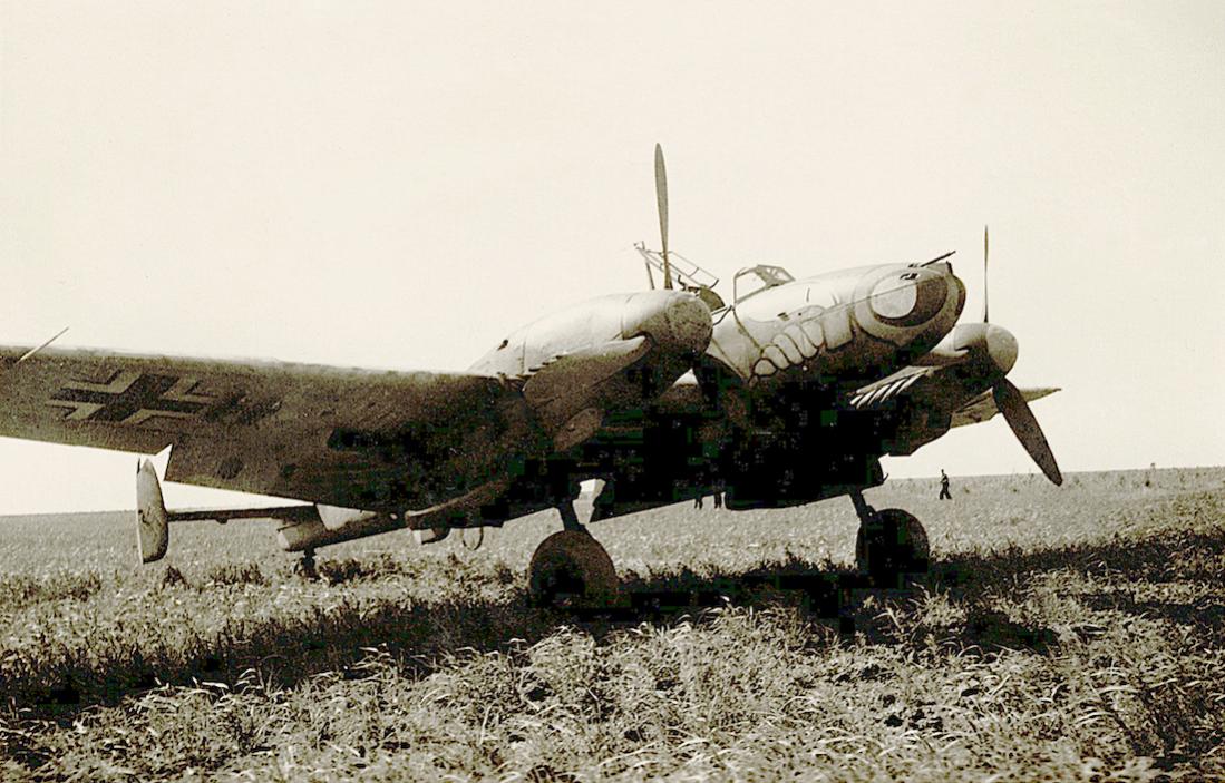 Naam: Foto 503. Messerschmitt Bf 110 van ZG 1 (Zerstrergeschwader 1. %22Wespengeschwader%22). 1100 br.jpg
Bekeken: 1571
Grootte: 129,9 KB