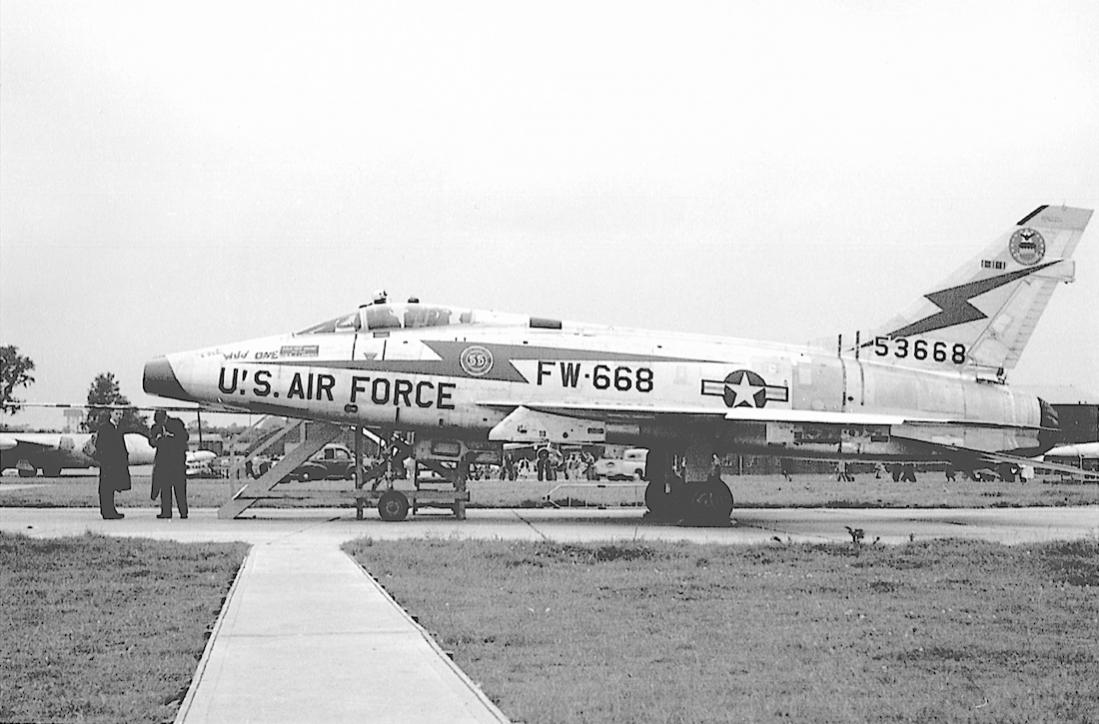 Naam: Foto 668. North American F-100A-20-NA Super Sabre 53-1668: buzz number FW-668 (MSN 192-163). To .jpg
Bekeken: 1191
Grootte: 100,6 KB