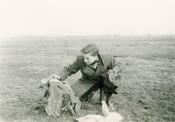 Naam: Foto 114. 1940-05:10-14.? Koen bij wrak. 600 breed.jpg
Bekeken: 1574
Grootte: 383,0 KB