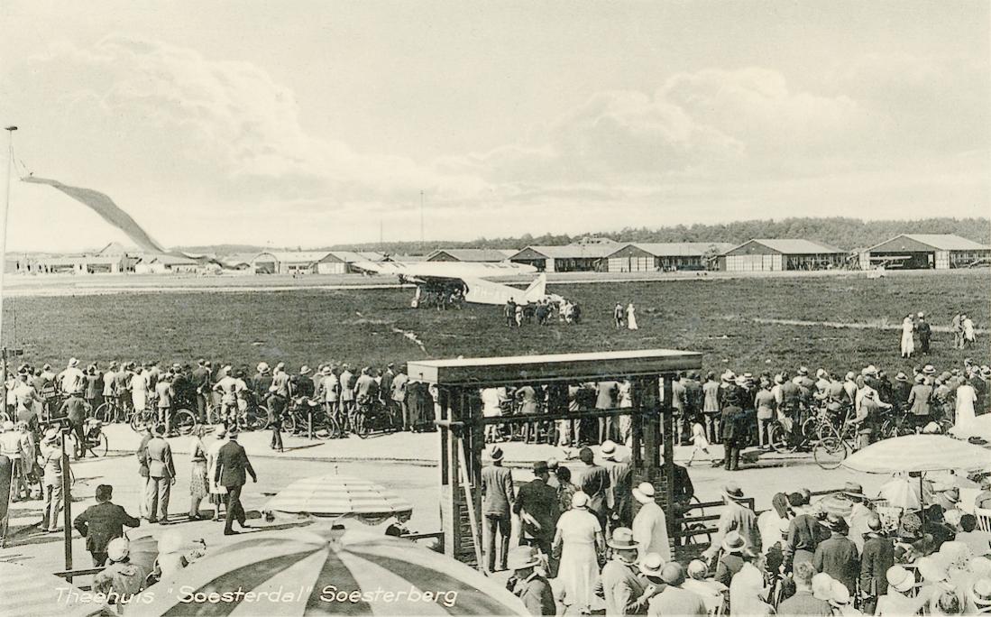 Naam: Kaart 754. Soesterberg, instappen passagiers in KLM toestel PH-AED (H-NAED), Fokker F.VIII. 1100.jpg
Bekeken: 1168
Grootte: 137,8 KB