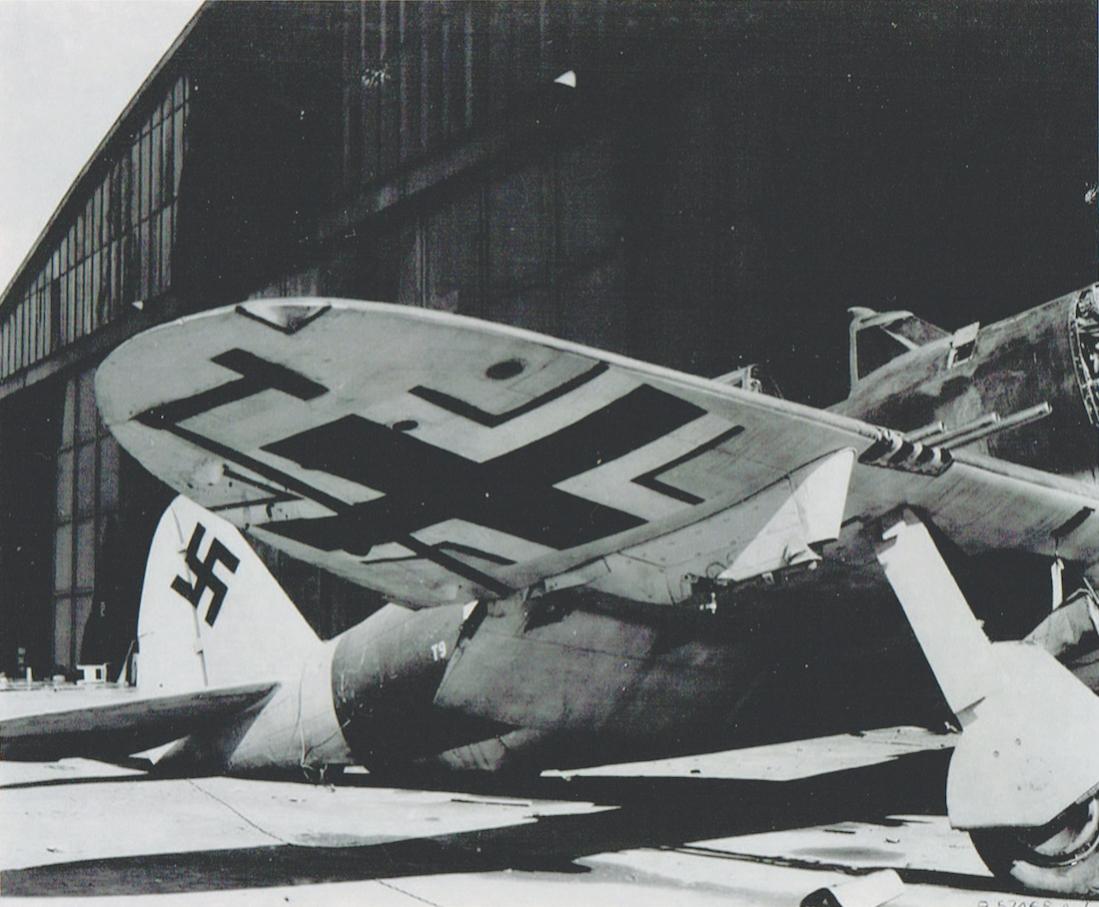 Naam: Foto 504. Captured P-47D Thunderbolt (serial 42-75971, T9+LK) of the Zirkus Rosarius. (4). 1100 .jpg
Bekeken: 874
Grootte: 104,9 KB