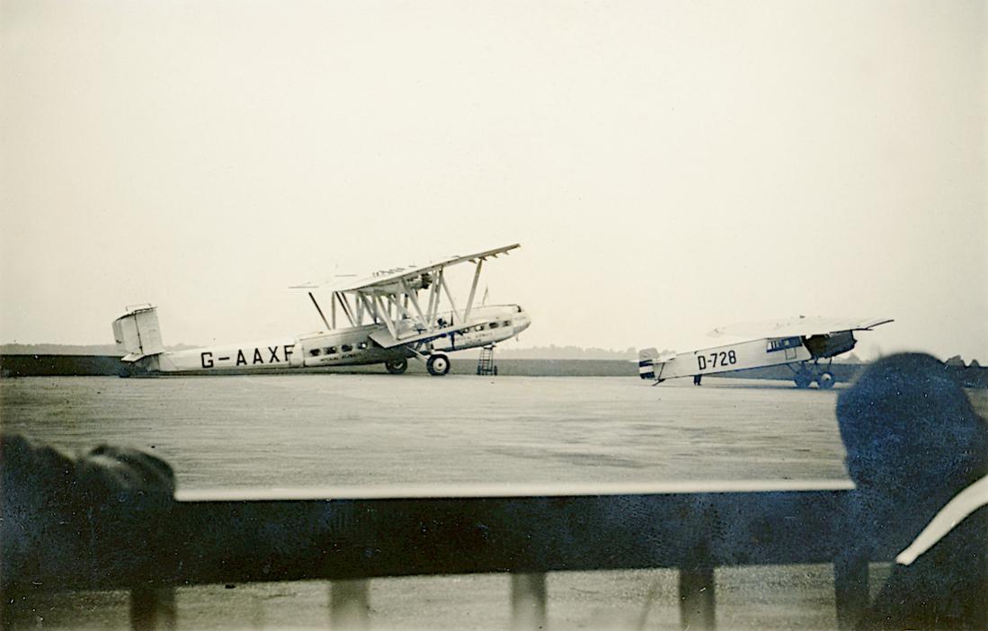 Naam: Foto 434. D-728 'Mulde', FG F.II:F.IIb en G-AAXF 'Helena' een Handley Page HP.42W Western van Im.jpg
Bekeken: 961
Grootte: 68,9 KB