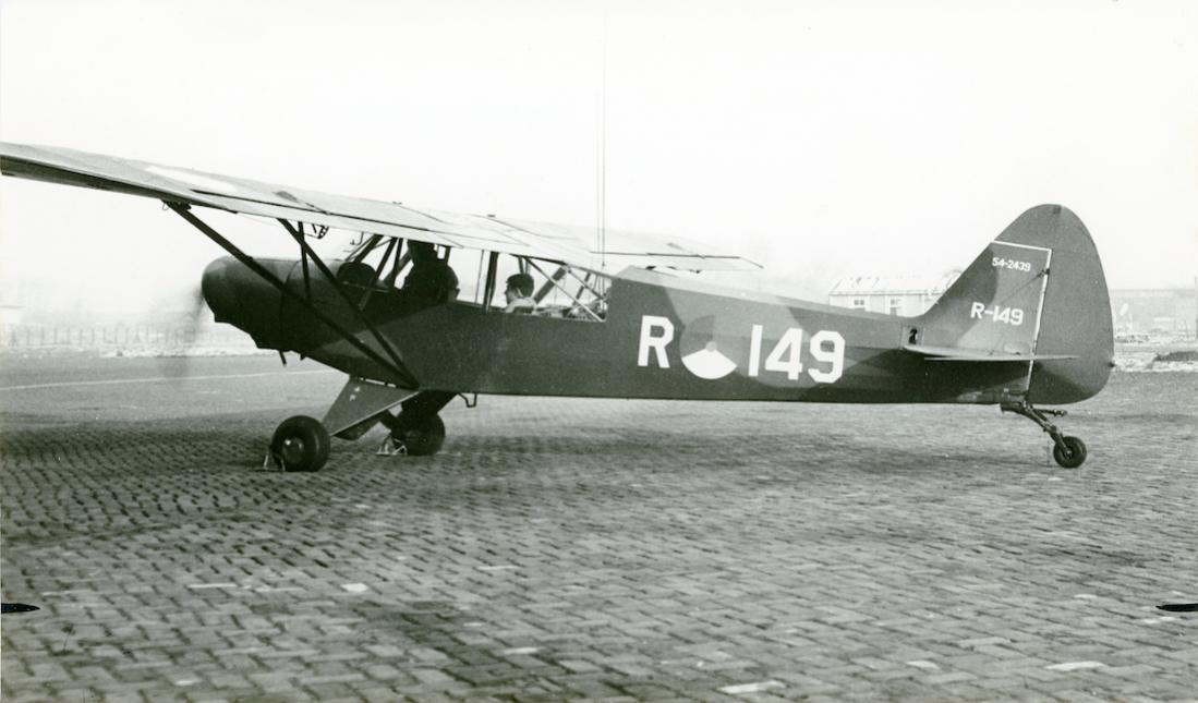 Naam: Foto 188. 'R-149'. Piper L-21B Super Cub. 1100 breed.jpg
Bekeken: 640
Grootte: 78,8 KB