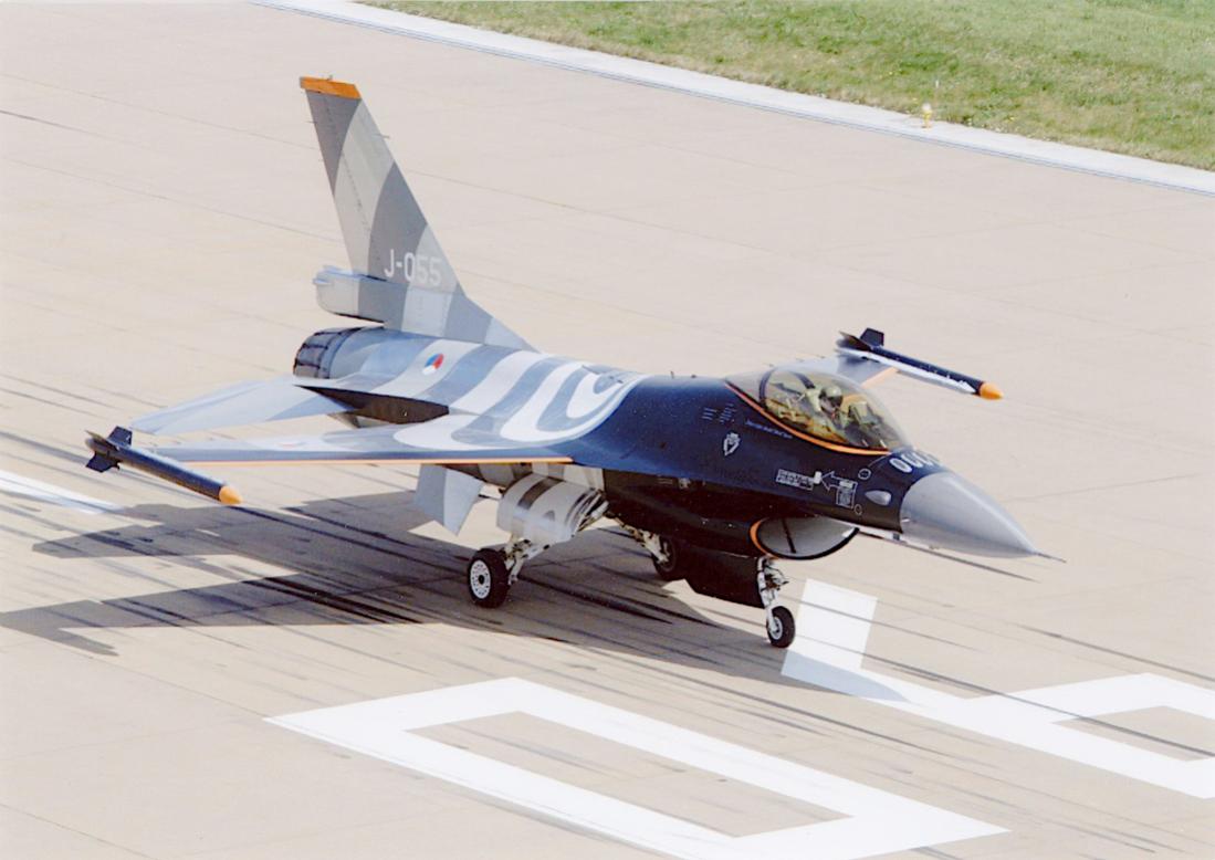Naam: Foto 189. 'J-055'. General Dynamics F-16A Fighting Falcon MLU. 1100 breed.jpg
Bekeken: 643
Grootte: 75,1 KB