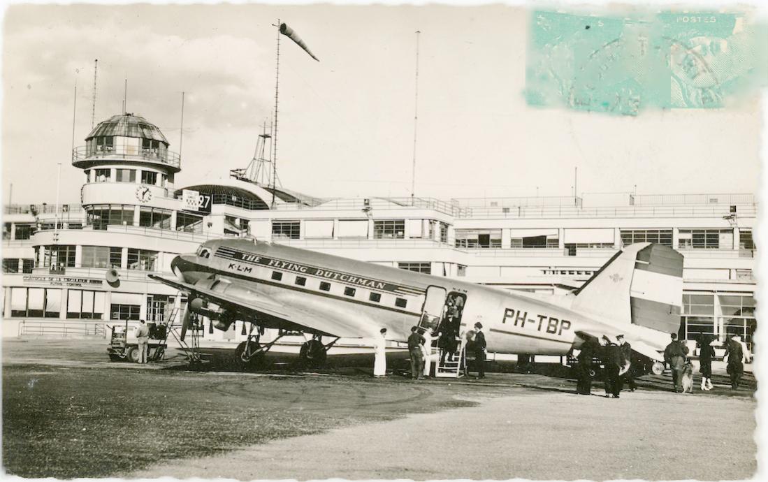 Naam: Kaart 761. PH-TBP. KLM Dakota op Le Bourget. Werd PJ-ALT. Franse kaart met kartelrand. 1100 bree.jpg
Bekeken: 886
Grootte: 108,6 KB