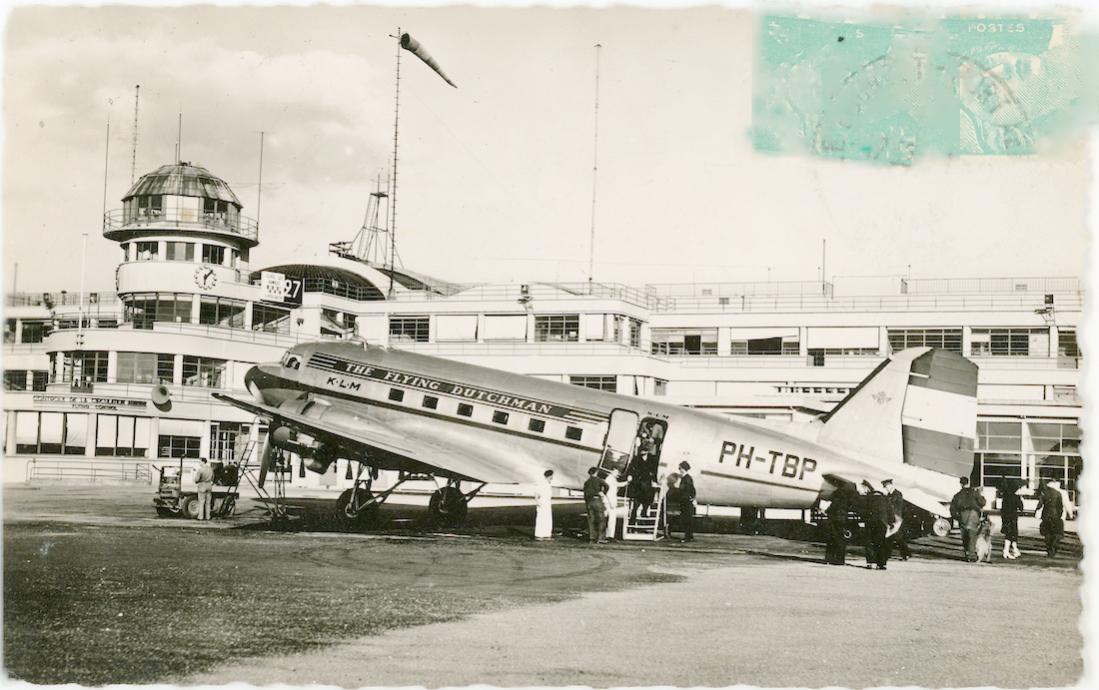 Naam: Kaart 761. PH-TBP. KLM Dakota op Le Bourget. Werd PJ-ALT. Franse kaart met kartelrand. 1100 bree.jpg
Bekeken: 641
Grootte: 108,6 KB