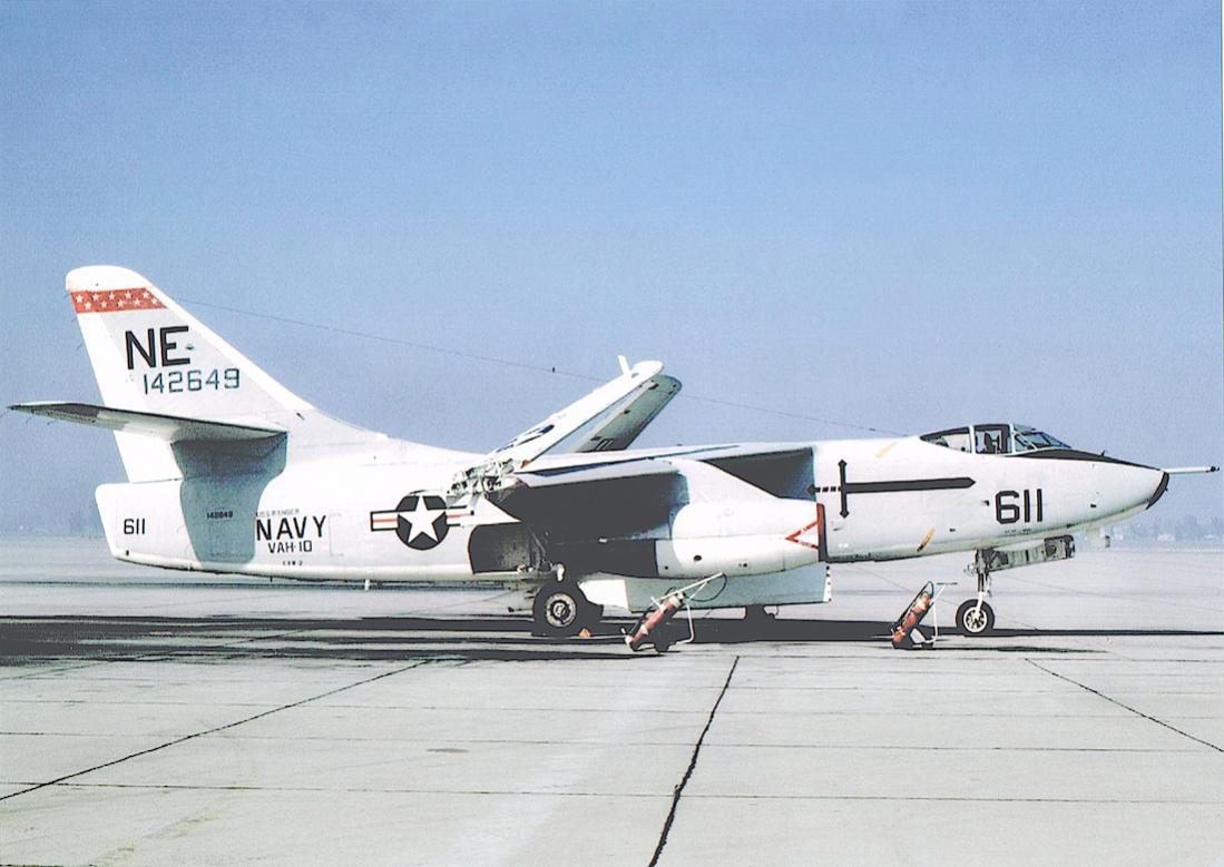 Naam: Foto 687. Douglas A3D-2 Skywarrior (s:n 142649), redesignated A-3B in 1962. Converted to KA-3B b.jpg
Bekeken: 961
Grootte: 92,8 KB