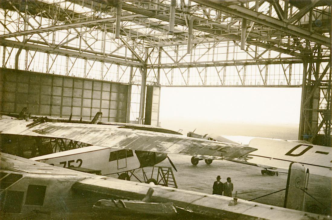 Naam: Foto 438. Hangar met o.a. 'D-752' Fokker-Grulich F.II:F.IIb. 1100 breed.jpg
Bekeken: 753
Grootte: 153,9 KB