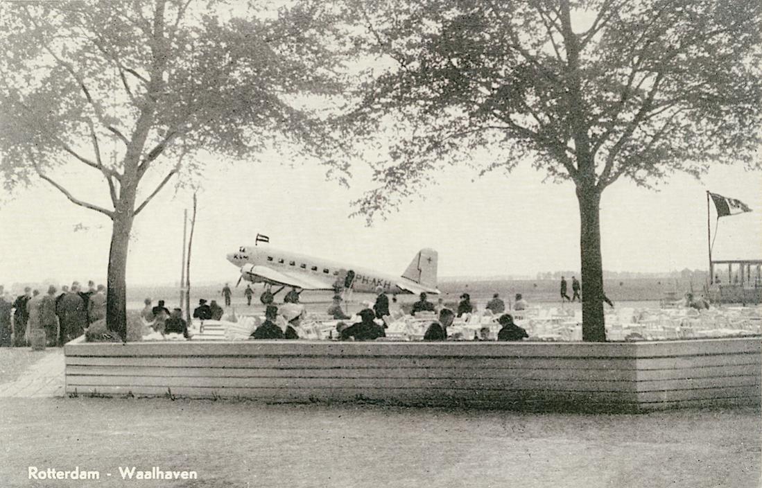 Naam: Kaart 763. PH-AKH 'Haan%22. Douglas DC-2 op Waalhaven. 1100 breed.jpg
Bekeken: 777
Grootte: 150,1 KB