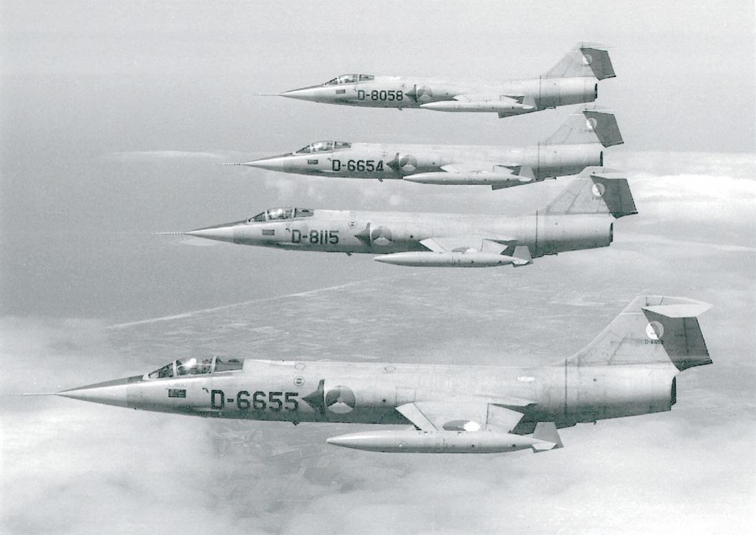 Naam: Foto 190. Formatie Starfighters. 1100 breed.jpg
Bekeken: 903
Grootte: 82,5 KB