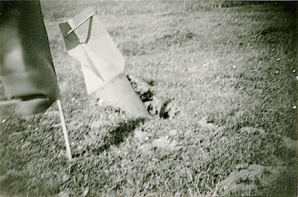 Naam: Foto 115. 1940-05:na 15-5? Tekststrip: Niet ontplofte vliegerbom. Plm. 250 K.G. Omtrek Ypenburg..jpg
Bekeken: 1233
Grootte: 58,1 KB