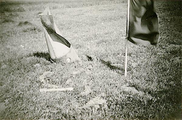 Naam: Foto 116. 1940-05:na 15-5? Tekststrip: Niet ontplofte vliegerbom. Plm. 250 K.G. Op de voorgrond .jpg
Bekeken: 1096
Grootte: 65,3 KB