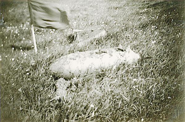 Naam: Foto 117. 1940-05:na 15-5? Tekststrip: Niet ontplofte vliegerbom, waarvan de staart is afgeslage.jpg
Bekeken: 967
Grootte: 71,3 KB