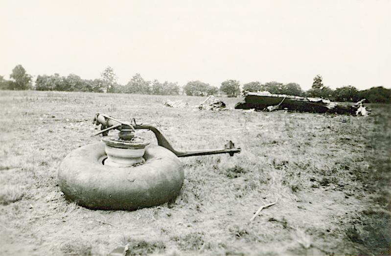 Naam: Foto 119. 1940-06:17-18. N 1463 (L-GE). Culemborg. Tekststrook = Engelse bommenwerper. Linker la.jpg
Bekeken: 809
Grootte: 62,4 KB