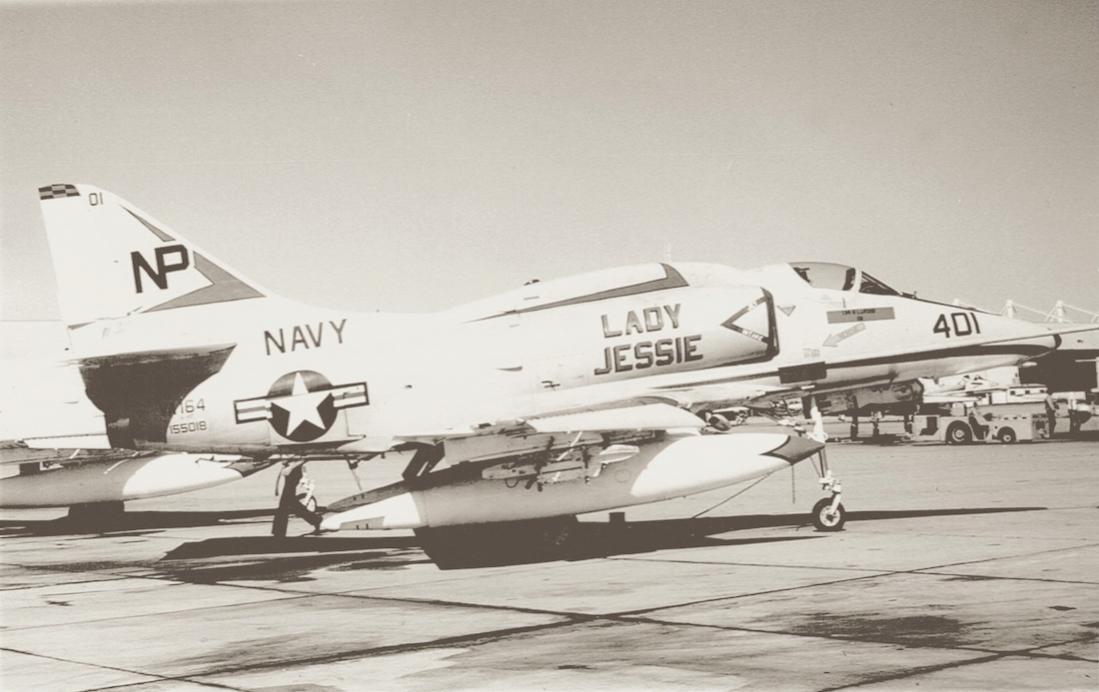 Naam: Foto 688. Douglas A-4F Skyhawk (155018:'401':'NP') 'Lady Jessie'. VA-164. (1972). 1100 breed.jpg
Bekeken: 1357
Grootte: 77,2 KB