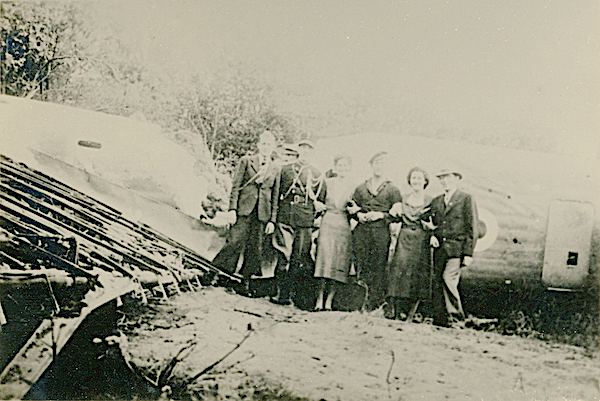 Naam: Foto 126. 1940-08 crash P4955. 600 breed.jpg
Bekeken: 835
Grootte: 430,6 KB