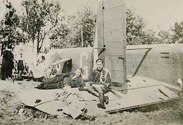 Naam: Foto 127. 1940-08 crash P4955. 600 breed.jpg
Bekeken: 811
Grootte: 54,2 KB