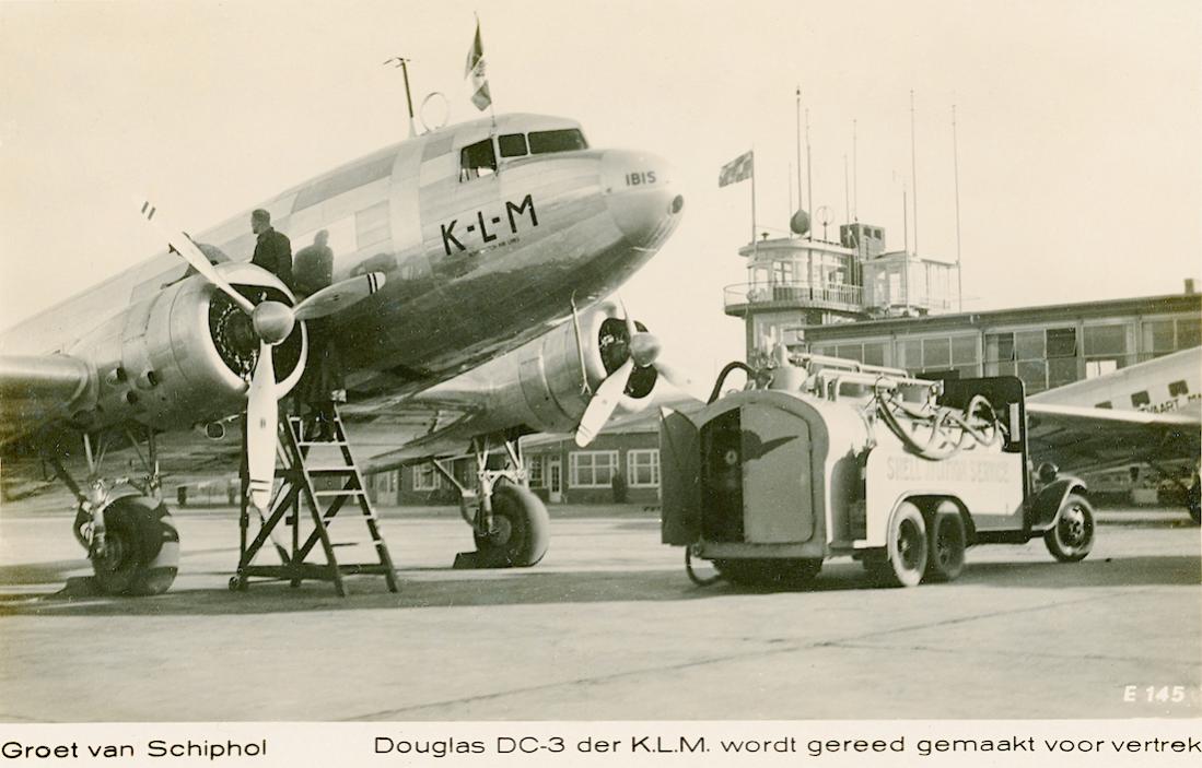 Naam: Kaart 769. DC-3 'Ibis' en tankwagen op Schiphol. 1100 breed.jpg
Bekeken: 1133
Grootte: 90,2 KB