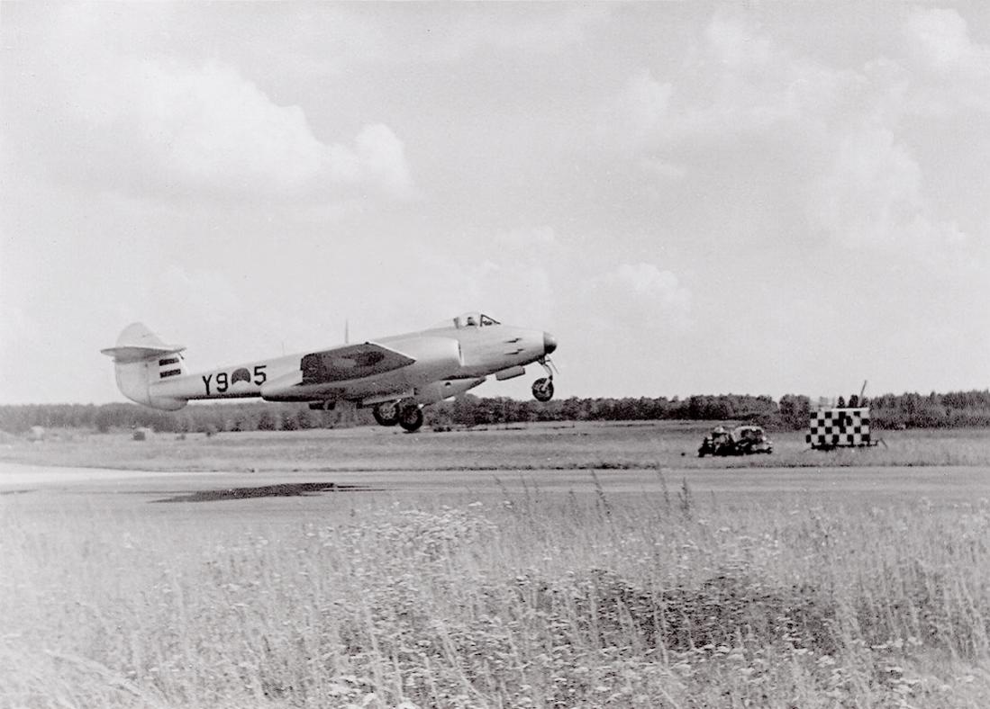 Naam: Foto 193. 'Y9-5'. Gloster Meteor Mk.4. 1100 breed.jpg
Bekeken: 1041
Grootte: 97,3 KB