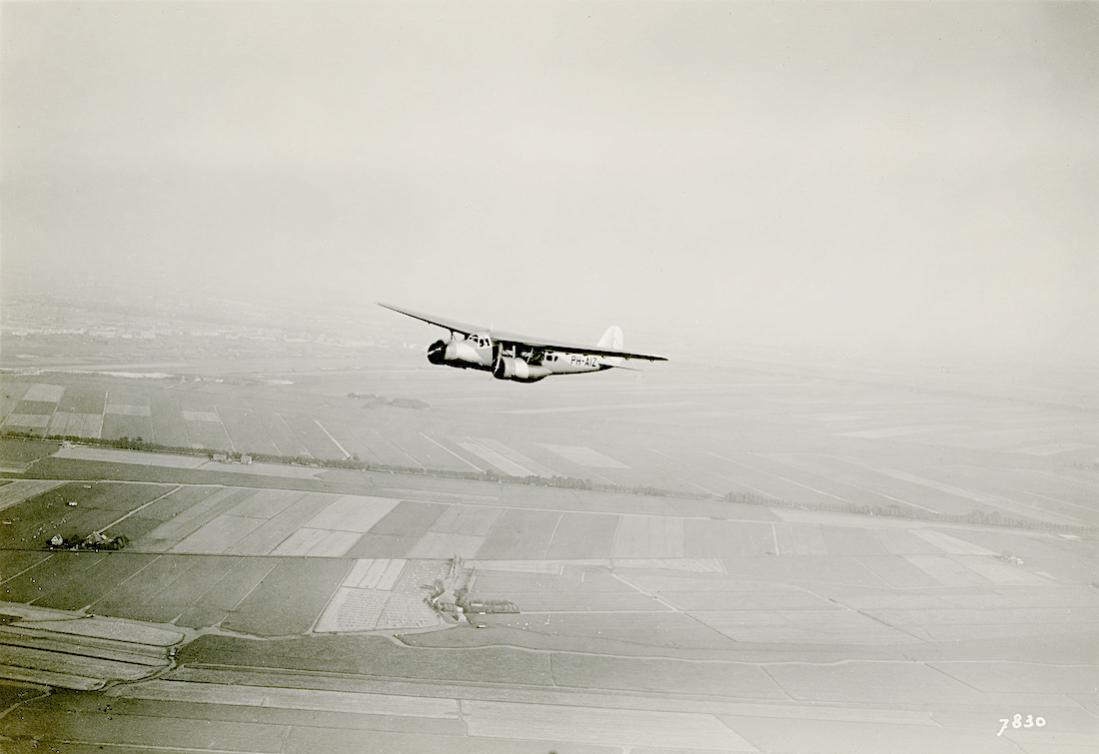Naam: Foto 210. 'PH-AIZ'. Fokker F.XX %22Zilvermeeuw%22. 1100 breed.jpg
Bekeken: 1015
Grootte: 57,8 KB