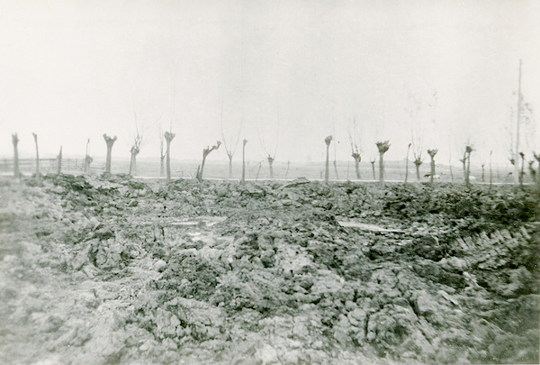 Naam: Foto 133. vz, op az. Nacht van 1 op 2 Juni 1942, Ontplofte vliegerbomkrater (Zie logboek). 600 b.jpg
Bekeken: 531
Grootte: 364,5 KB