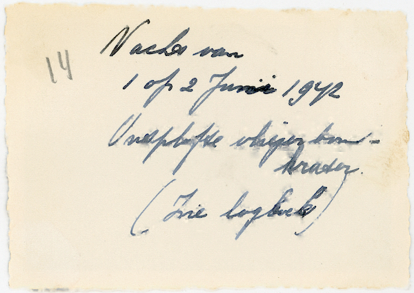 Naam: Foto 133a. az. Nacht van 1 op 2 Juni 1942. Ontplofte vliegtuigbomkrater. (Galehof??). az. 600 br.jpg
Bekeken: 922
Grootte: 320,5 KB