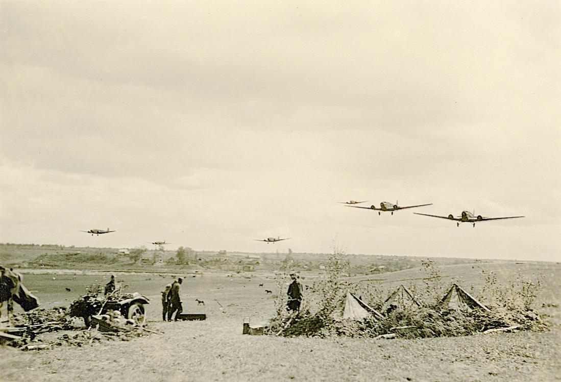 Naam: Foto 516. Aantal Junkers Ju 52's overvliegen een Wehrmacht positie. 1100 breed.jpg
Bekeken: 975
Grootte: 89,6 KB