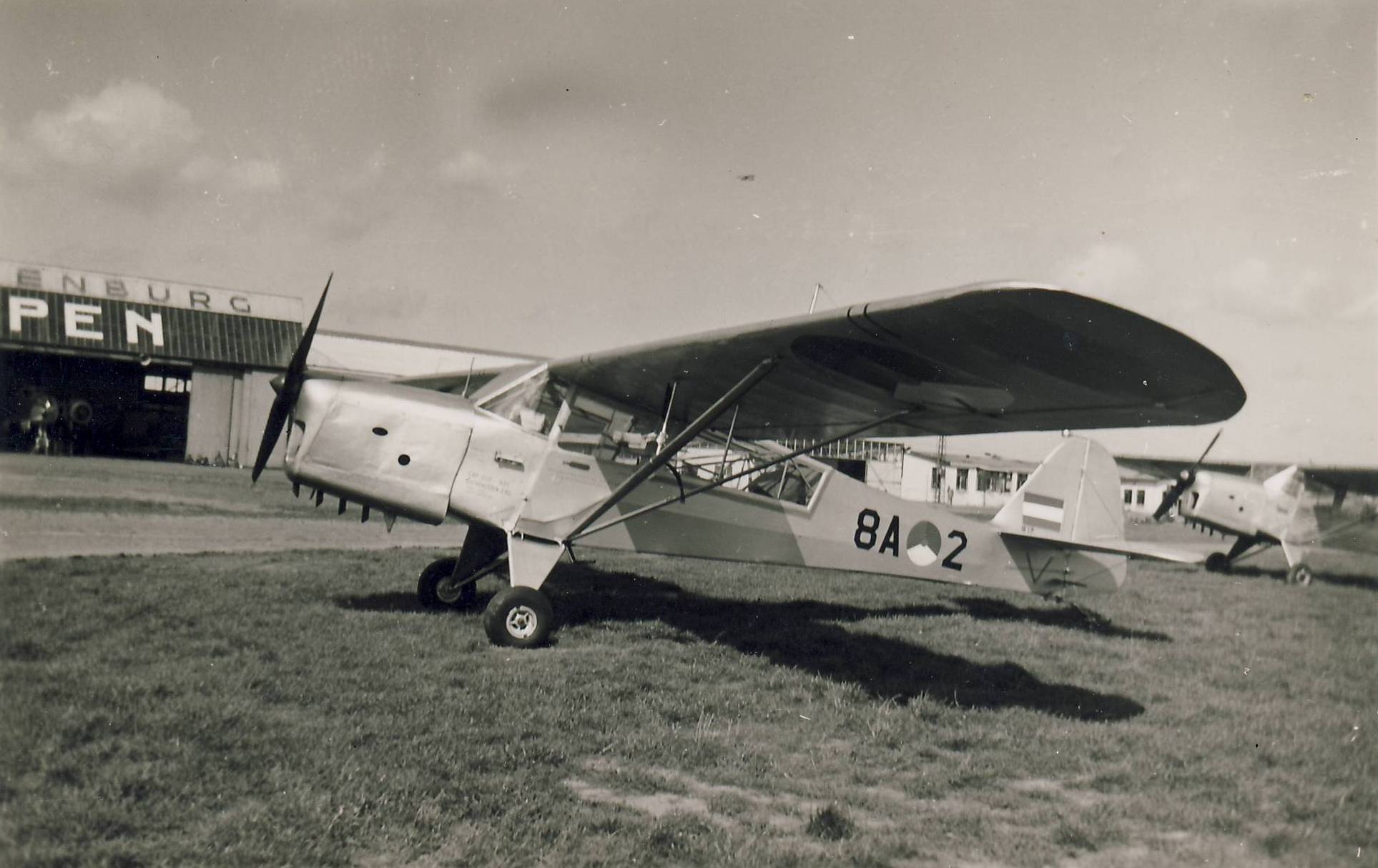 Naam: Auster v.d. Luchtmacht, Ypenburg 1951.JPG
Bekeken: 1820
Grootte: 193,2 KB
