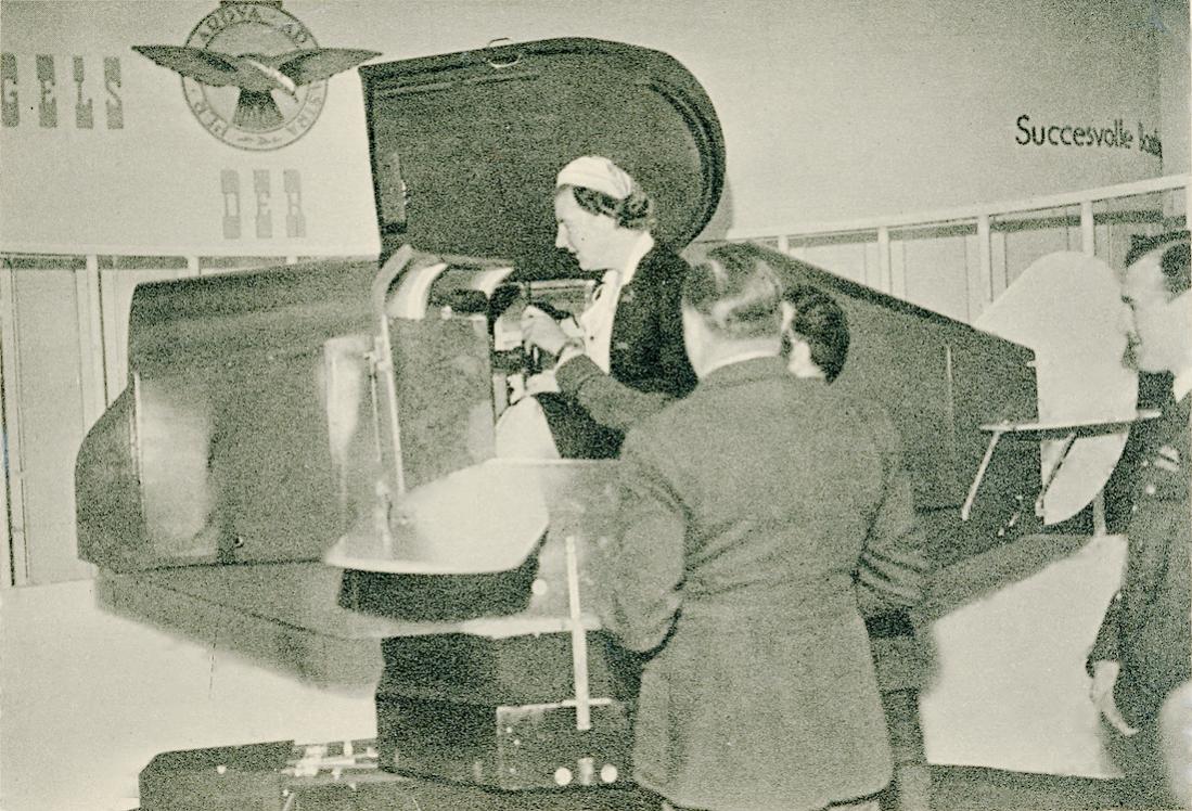 Naam: Kaart 778. Bekend gezicht in de Link Trainer. 1100 breed.jpg
Bekeken: 983
Grootte: 168,6 KB