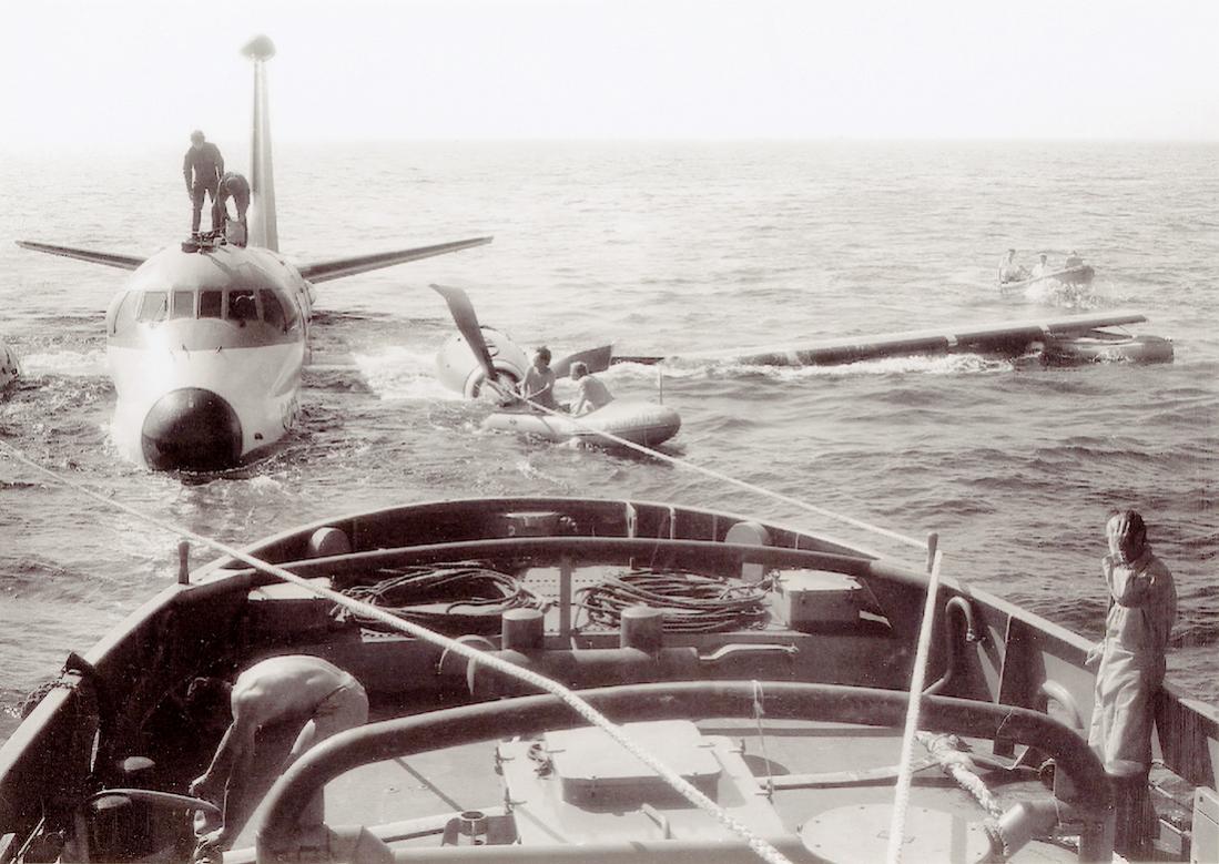 Naam: #320. 15.08.1973. Breguet Atlantic '257' 1,5 km west van Wassenaar in zee geraakt, wordt klaar g.jpg
Bekeken: 644
Grootte: 120,8 KB