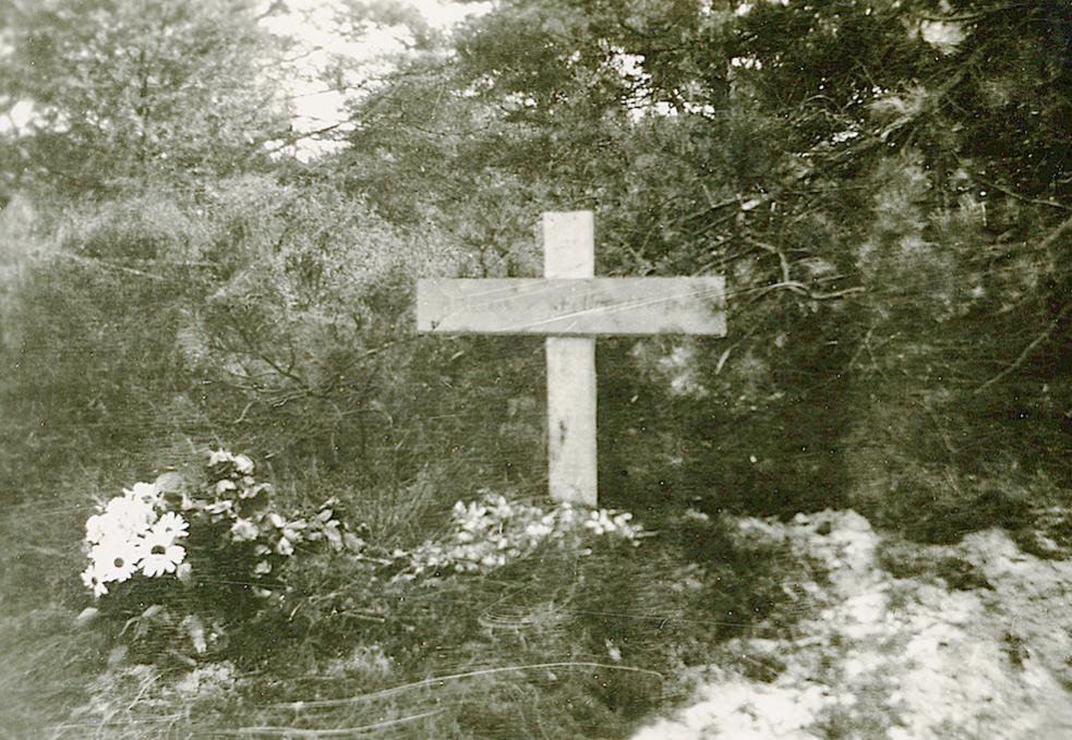 Naam: Foto 136. 1942-10. ? graf van ? kopie 850 hoog.jpg
Bekeken: 793
Grootte: 141,7 KB