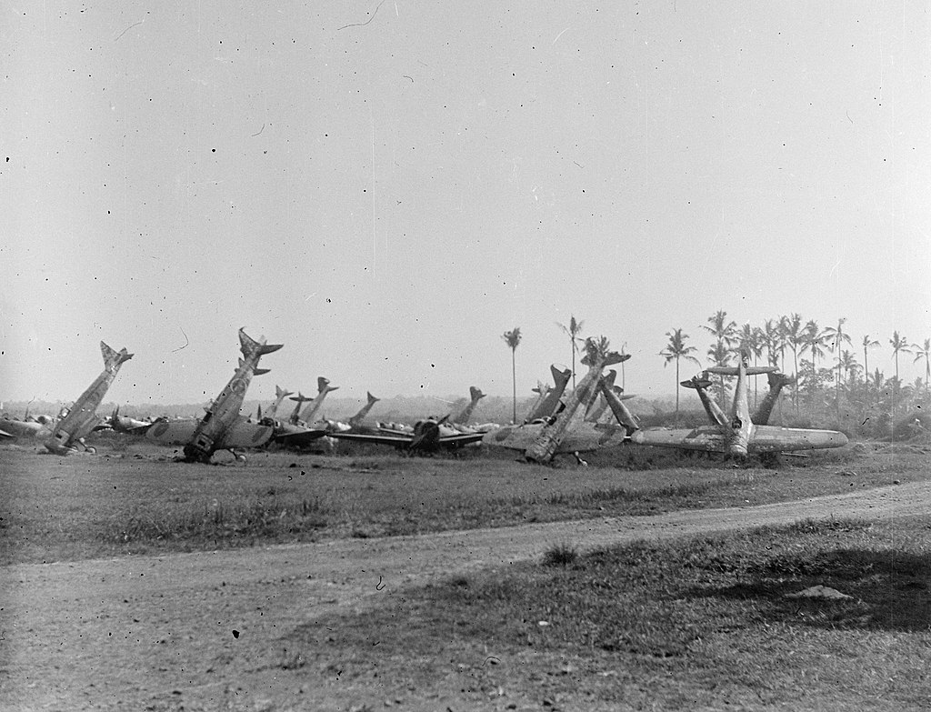 Naam: 1024px-Een_kerkhof_van_Japanse_oorlogsvliegtuigen._Vele_daarvan_staan_met_de_neus_i�,_Bestanddee.jpg
Bekeken: 1272
Grootte: 190,8 KB