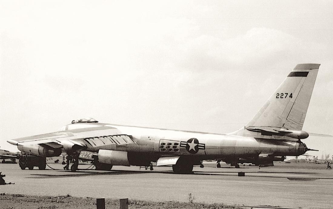 Naam: Foto 694. 52-0274. Boeing B-47E Stratojet. 1100 breed.jpg
Bekeken: 789
Grootte: 79,9 KB