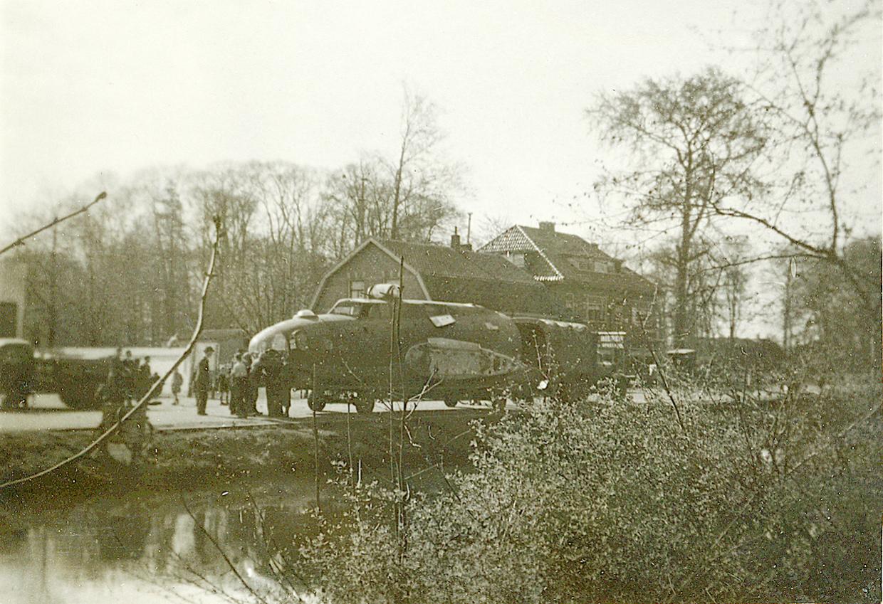 Naam: Foto 137. 1943 ?. B-17 wordt afgevoerd. 850 hoog.jpg
Bekeken: 733
Grootte: 191,9 KB