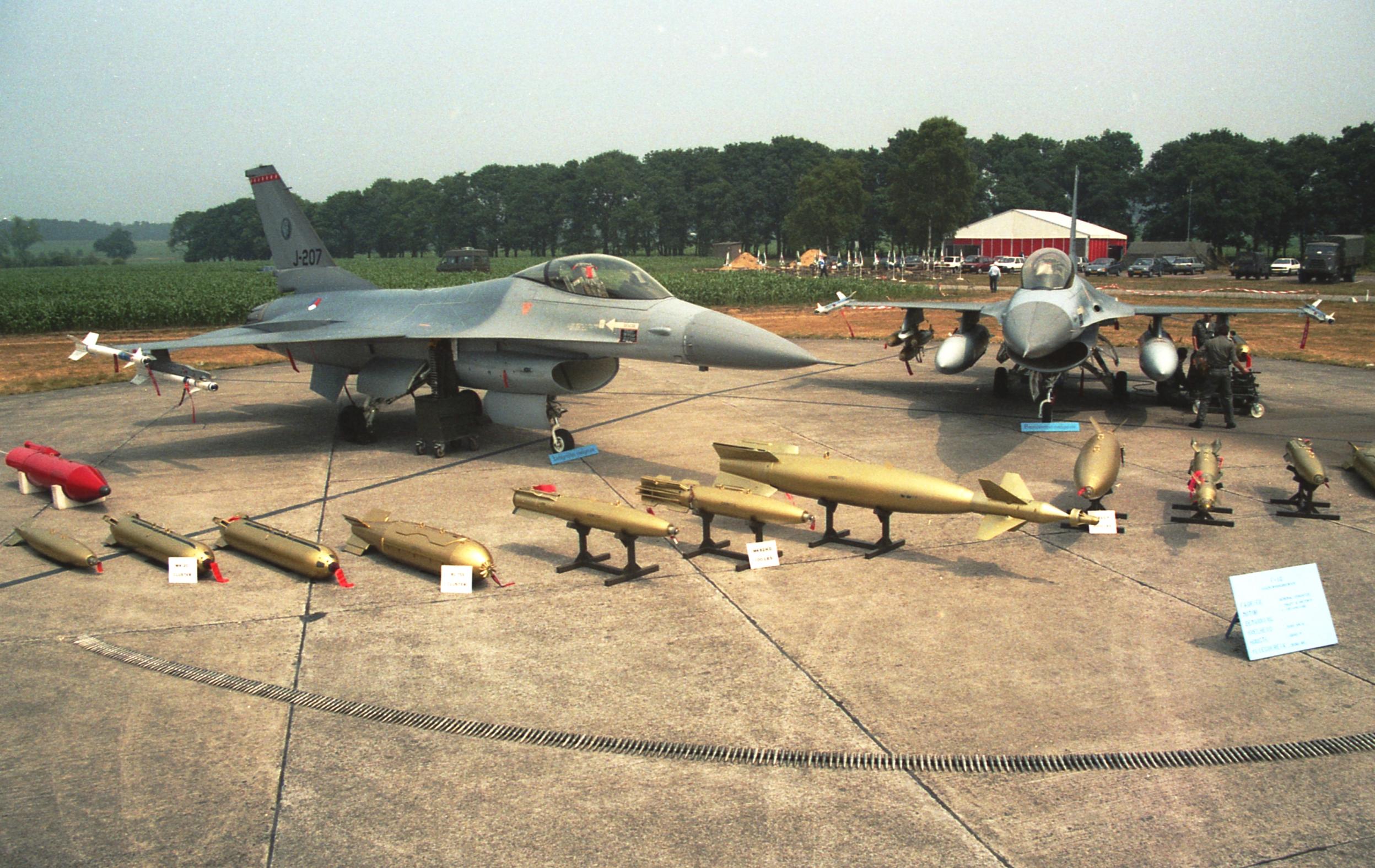Naam: f16 wapens.jpg
Bekeken: 872
Grootte: 550,6 KB