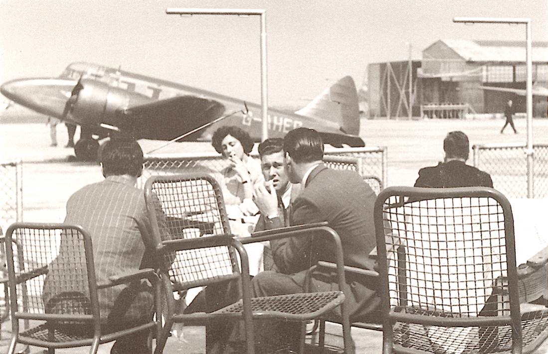 Naam: Kaart 783. Schiphol in de jaren veertig met G-AHEG (Ex RAF T1206), Airspeed AS.65 Consul, c:n 10.jpg
Bekeken: 974
Grootte: 130,9 KB