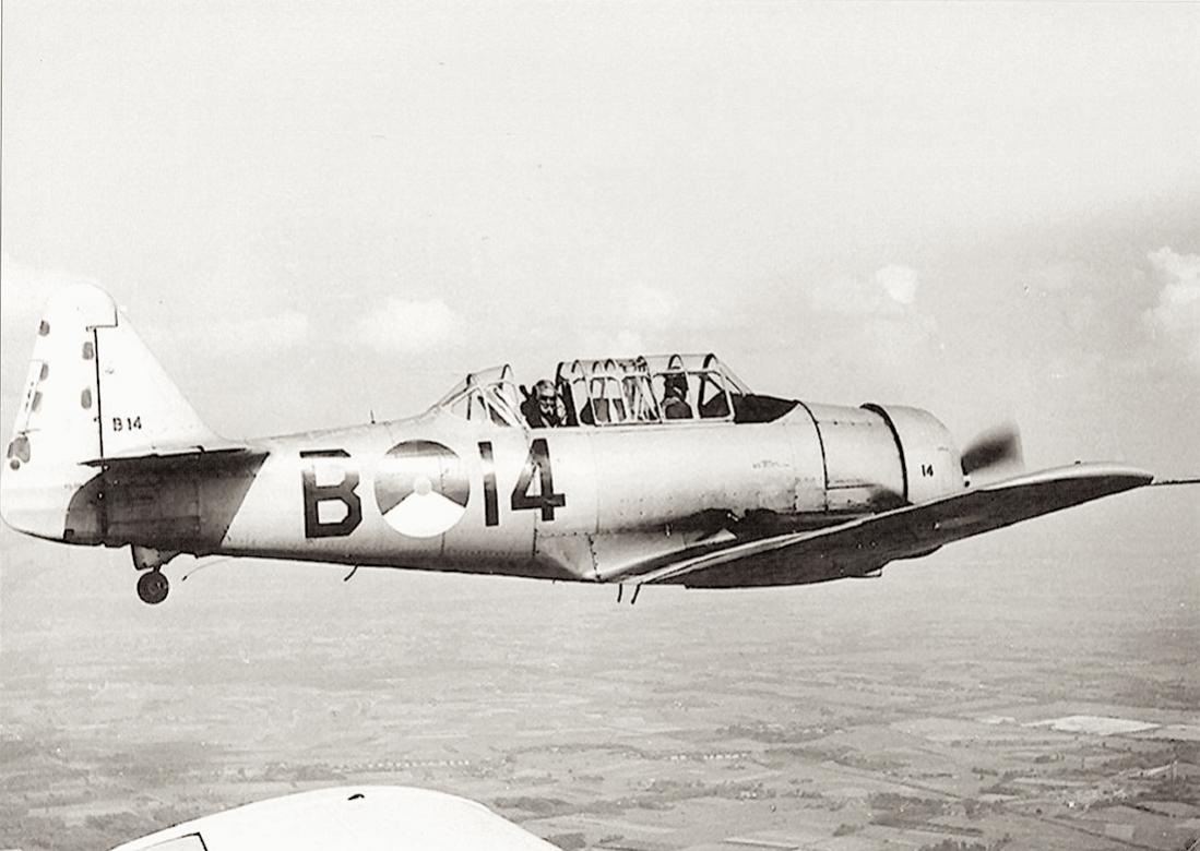 Naam: Foto 196. 'B-14'. North American (Noorduyn) AT-16 Harvard IIB. 1100 breed.jpg
Bekeken: 1391
Grootte: 86,1 KB