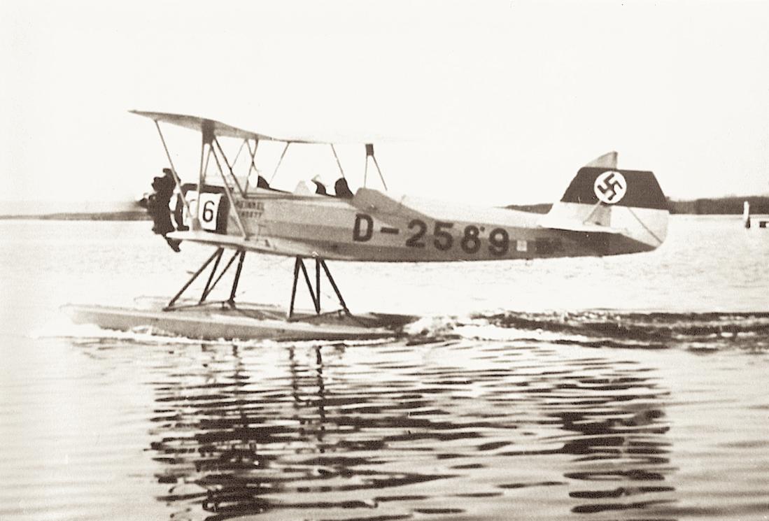 Naam: Foto 445. D-2589. Heinkel He 72b. 1100 breed.jpg
Bekeken: 769
Grootte: 91,2 KB