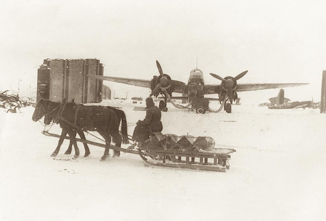 Naam: Foto 519. Voorverwarming motoren Junkers Ju 88 en bommentransport per slede, Rusland. 1100 breed.jpg
Bekeken: 846
Grootte: 76,2 KB