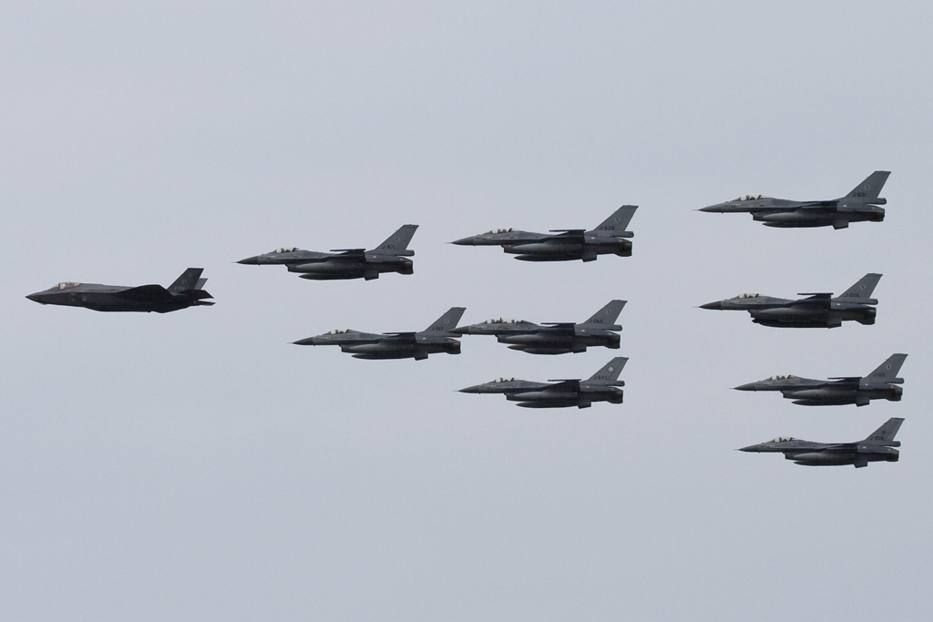 Naam: 221_F-35_OT_10jun16EHLW05.jpg
Bekeken: 904
Grootte: 113,4 KB