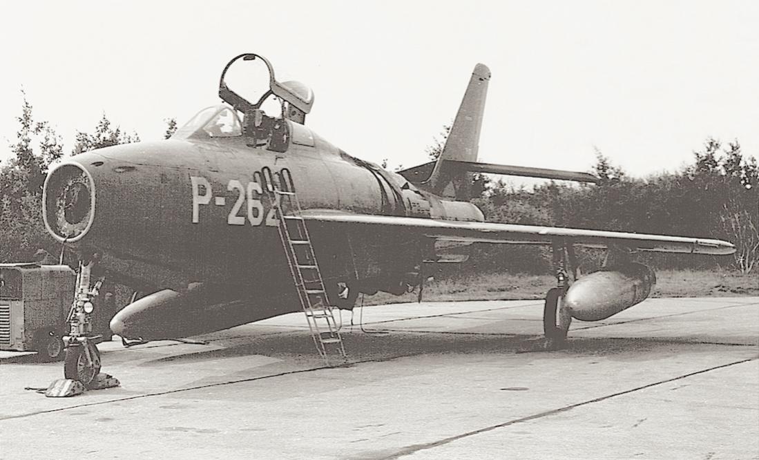 Naam: Foto 199. 'P-262'. Republic F-84F Thunderstreak. 100 breed.jpg
Bekeken: 1121
Grootte: 101,3 KB