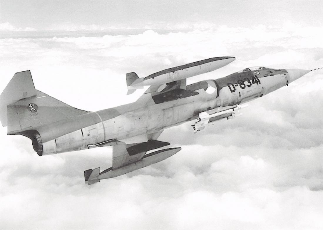Naam: Foto 200. 'D-8341'. Lockheed F-104G Starfighter. 1100 breed.jpg
Bekeken: 749
Grootte: 67,8 KB