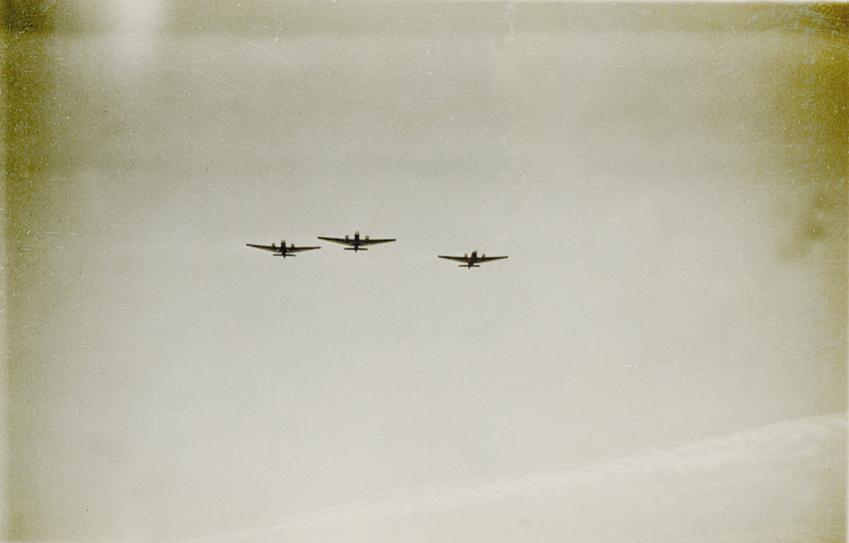 Naam: Foto 140. Moerdijk, aanvliegen van 3x Ju-52. 850 breed.jpg
Bekeken: 449
Grootte: 28,5 KB