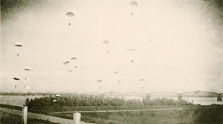 Naam: Foto 143. Moerdijk, lucht vol para's met brug op achtergrond -3a. 850 breed.jpg
Bekeken: 407
Grootte: 39,6 KB